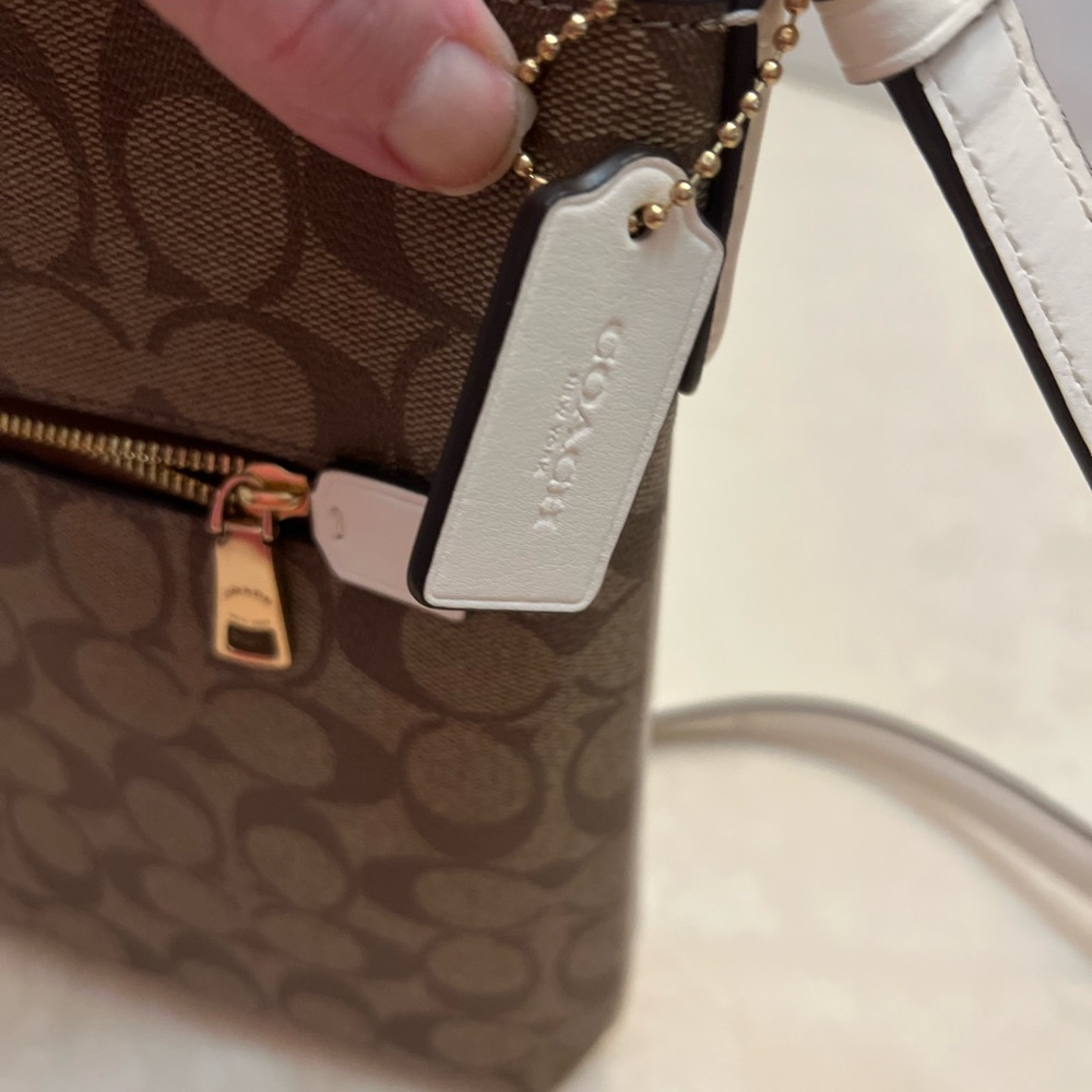 Coach crossbody bag. - Picture 2 of 5